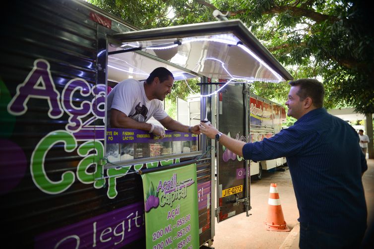 946224-food trucks_esplanada040215_5