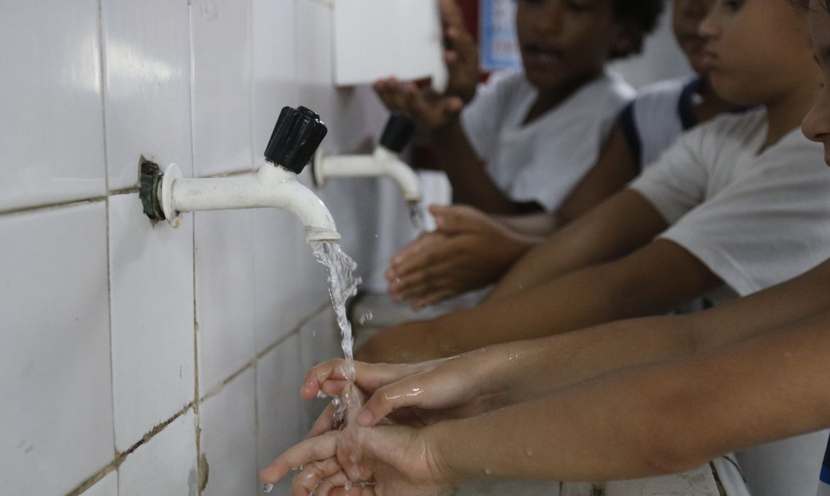 criança lavando a mão