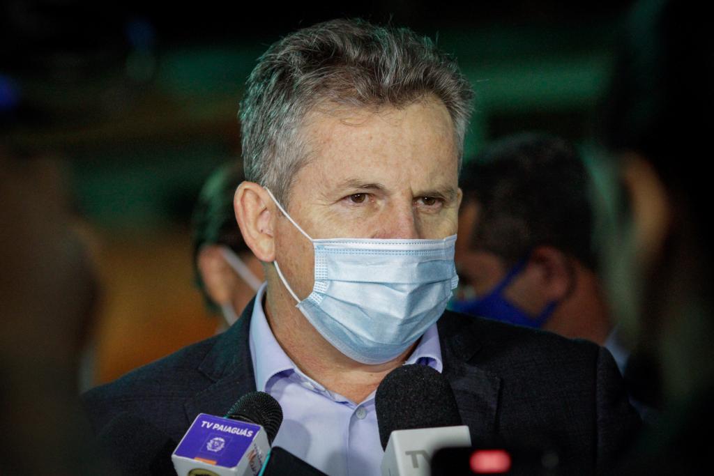 08 07 2021 - 16 Governador Mauro Mendes e autoridades entregam 450 títulos de regularização fundiária a moradores do Osmar Cabral