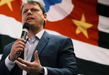 Tarcísio de Freitas reafirma lealdade a Bolsonaro e apoiará Flávio