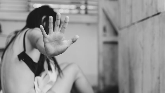 Women Use Their Hands To Protect Themselves From Sexual Abuse.de