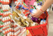 Praticamente 4 em cada 10 brasileiros que vão comprar na Páscoa têm contas em atraso