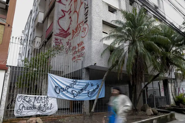 Bruno Peres/Agência Brasil Porto Alegre (RS), 19/06/2024 - Fachada do prédio aonde vivem integrantes da ocupação O Rio Mais Grande do Sul. Foto: Bruno Peres/Agência Brasil