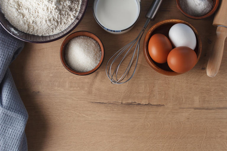 Ingredientes* imagem meramente ilustrativa  1/2 pacote de fermento biológico seco  1 ovo  1/2 xícara (chá) de leite morno  1/2 xícara (chá) de óleo  1 colheres (sopa) de açúcar  1 colher (café) de sal  3 xícaras (chá) de farinha de trigo 