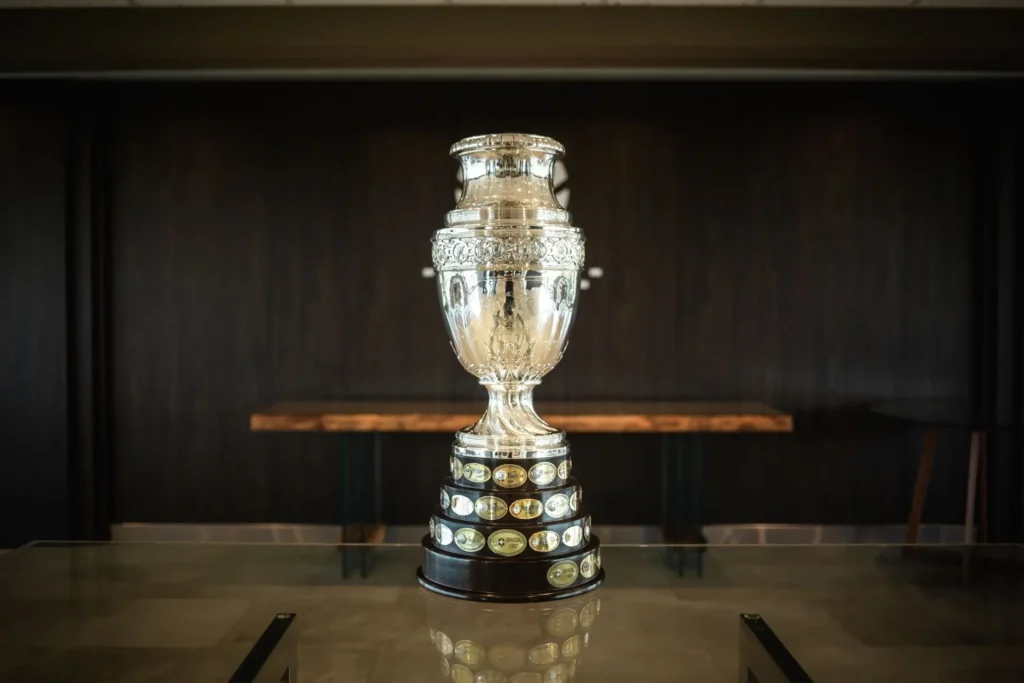 O Brasil estreou na Copa América com empate sem gols contra a Costa Rica, na última segunda-feira, e ocupa a segunda posição do Grupo D com um ponto. O Paraguai perdeu para a Colômbia no mesmo dia, por 2 a 1, e é o lanterna da chave. (Foto: Divulgação / Conmebol)