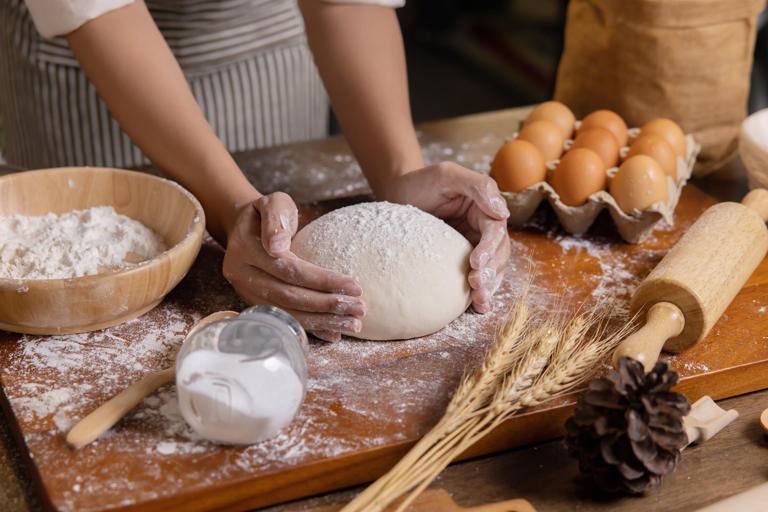 Modo de Preparo - Passo 3* imagem meramente ilustrativaColoque a massa em uma assadeira untada com margarina e polvilhada com farinha.