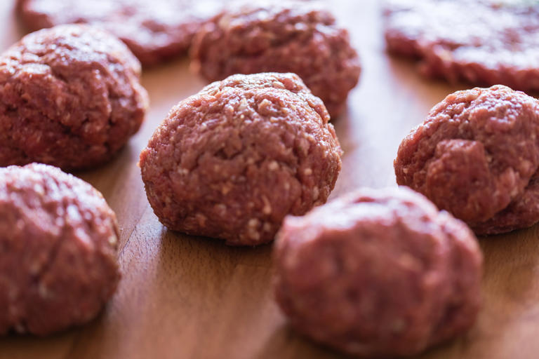 Forme bolinhas com a carne Forme bolinhas com a carne