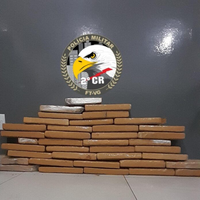 forca-tatica-apreende-48-tabletes-de-maconha-e-prende-tres-homens-por-trafico-de-drogas
