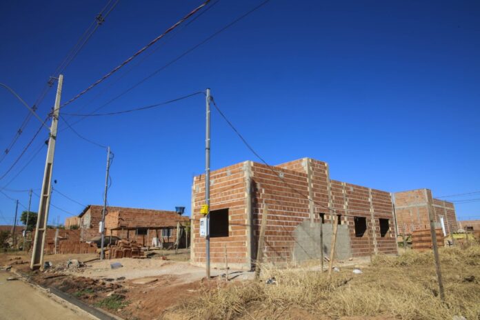 membros-da-cst-da-moradia-popular-da-almt-visitam-loteamento-em-rondonopolis