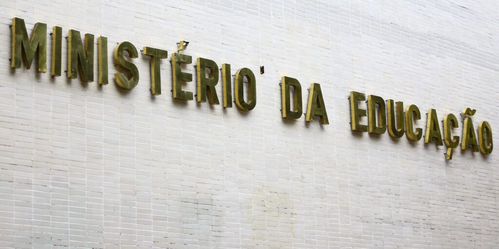 mec-propoe-grupo-para-debate-sobre-operacoes-policiais-em-escolas