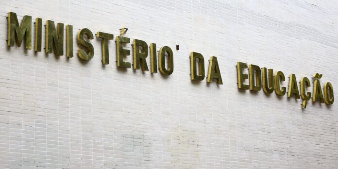 mec-propoe-grupo-para-debate-sobre-operacoes-policiais-em-escolas
