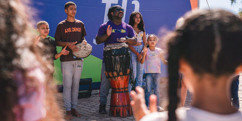fliparacatu-premia-alunos-em-concurso-de-redacao-e-desenho