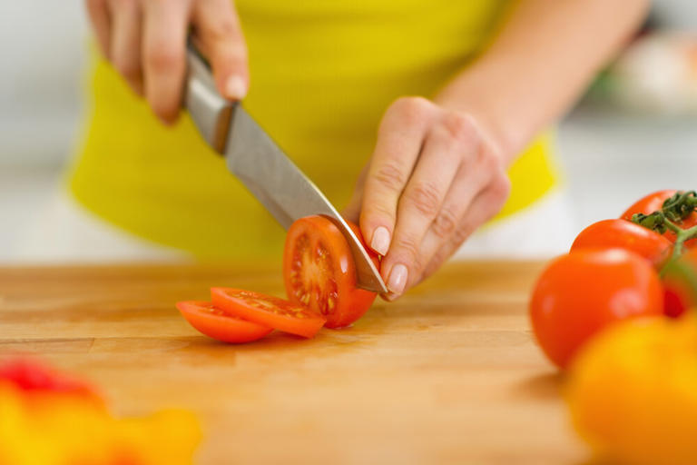 Modo de Preparo - Passo 1* imagem meramente ilustrativaLave, descasque e pique os legumes. Modo de Preparo - Passo 1* imagem meramente ilustrativaLave, descasque e pique os legumes.
