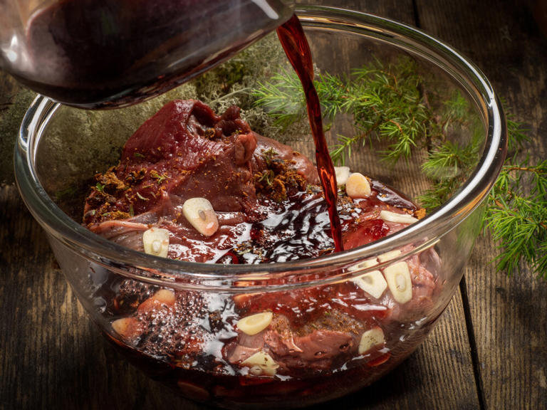 Modo de Preparo - Passo 2* imagem meramente ilustrativaEm uma tigela, coloque a água, o vinho, o SAZÓN, a carne, e misture. Cubra e leve à geladeira por 2 horas. Modo de Preparo - Passo 2* imagem meramente ilustrativaEm uma tigela, coloque a água, o vinho, o SAZÓN, a carne, e misture. Cubra e leve à geladeira por 2 horas.