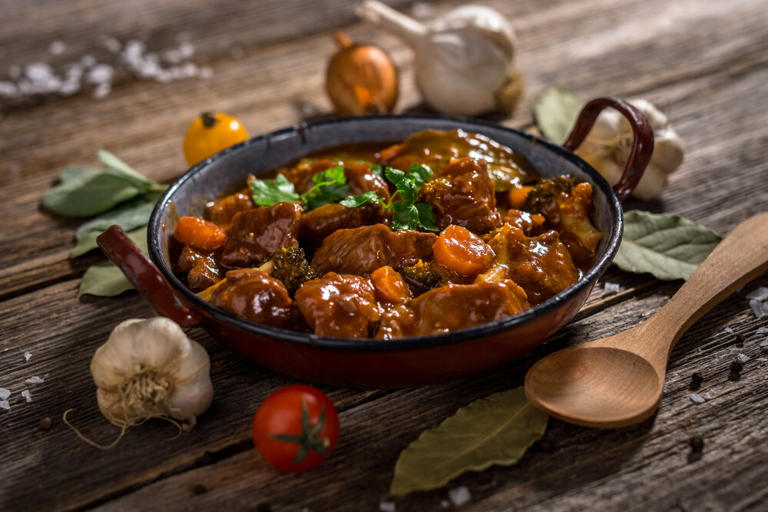 Ingredientes* imagem meramente ilustrativa 2 xícaras (chá) de água ½ (chá) de vinho 2 sachês de Caldo SAZÓN Lev Carne 1,2 kg de alcatra bovina em peça 2 colheres (sopa) de manteiga sem sal 3 dentes de alho 1 cebola 1 cenoura grande 1 pimentão vermelho 1 tomate 1 mandioca Ingredientes* imagem meramente ilustrativa 2 xícaras (chá) de água ½ (chá) de vinho 2 sachês de Caldo SAZÓN Lev Carne 1,2 kg de alcatra bovina em peça 2 colheres (sopa) de manteiga sem sal 3 dentes de alho 1 cebola 1 cenoura grande 1 pimentão vermelho 1 tomate 1 mandioca