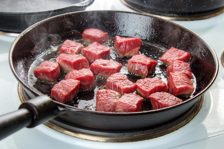Modo de Preparo - Passo 3* imagem meramente ilustrativaEm uma panela, coloque a manteiga e leve ao fogo alto para aquecer. Junte a carne e frite por 10 minutos. Junte o alho e a cebola, e refogue em fogo baixo. Modo de Preparo - Passo 3* imagem meramente ilustrativaEm uma panela, coloque a manteiga e leve ao fogo alto para aquecer. Junte a carne e frite por 10 minutos. Junte o alho e a cebola, e refogue em fogo baixo.