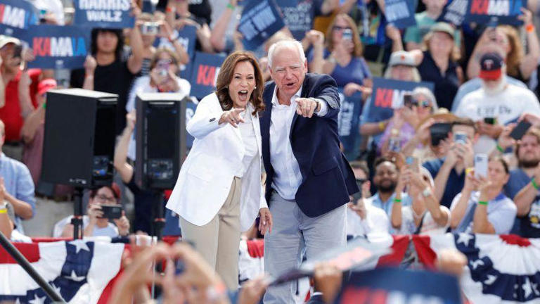 Kamala Harris e Tim Walz durante um comício - o apoio do eleitorado a eles aumentou recentemente Kamala Harris e Tim Walz durante um comício - o apoio do eleitorado a eles aumentou recentemente
