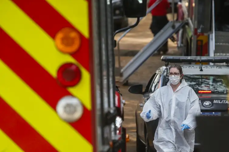 Paulo Pinto/Agência Brasil Vinhedo (SP) 10/08/2024 – Movimentação próximo ao local do acidente que envolveu o avião da Voepass Linhas Aéreas que vitimou 62 pessoas.
Foto: Paulo Pinto/Agência Brasil