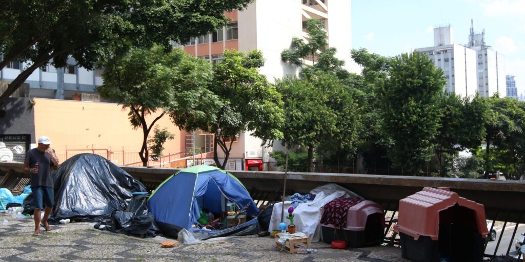 quase-200-mil-pessoas-vivem-em-domicilios-improvisados,-mostra-censo