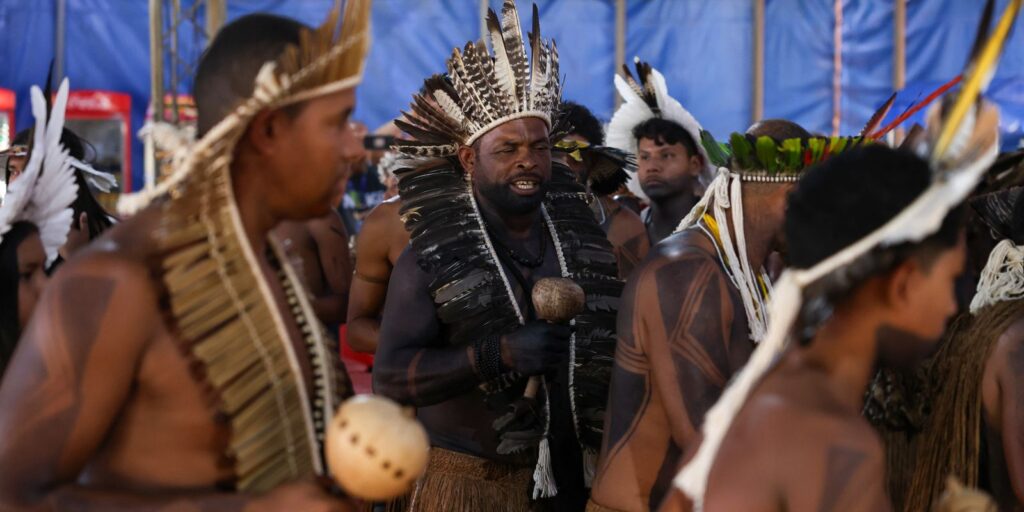 tupinambas-reencontram-manto-sagrado-no-rio-de-janeiro