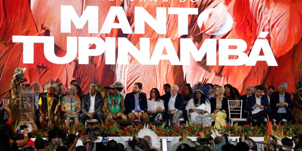 em-evento-do-manto-sagrado,-tupinambas-pedem-a-lula-demarcacoes