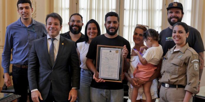 mototaxista-que-salvou-garoto-e-homenageado-no-rio