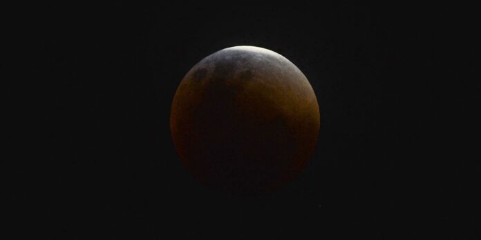 eclipse-parcial-da-lua-acontece-hoje;-veja-como-assistir-pela-internet