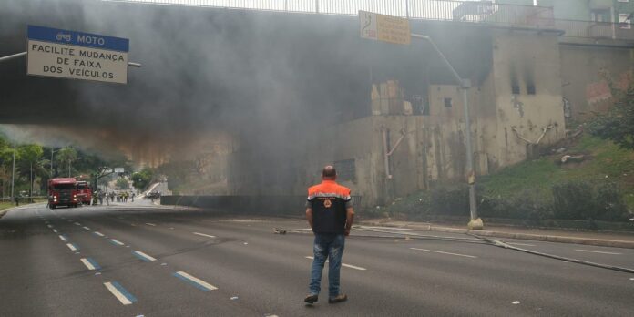 onibus-e-veiculos-leves-ja-podem-trafegar-em-viaduto-incendiado-em-sp