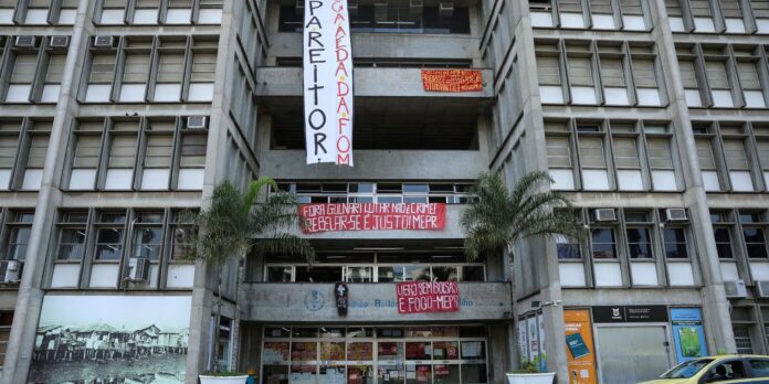 glauber-braga-e-tres-estudantes-sao-liberados-da-cidade-da-policia