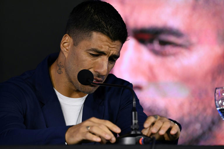 Luis Suárez se emociona ao anunciar sua aposentadoria da seleção uruguaia em entrevista coletiva nesta segunda-feira