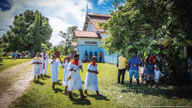 Missa de domingo em Buka, no arquipélago Bougainville, que pertence à Papua-Nova Guiné Missa de domingo em Buka, no arquipélago Bougainville, que pertence à Papua-Nova Guiné