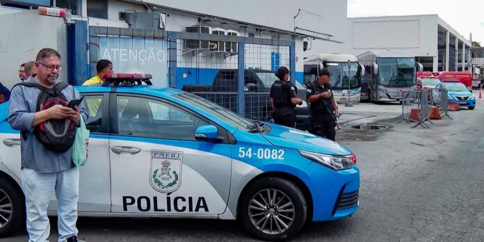 criminosos-sequestram-9-onibus-para-fechar-rua-durante-operacao-no-rio