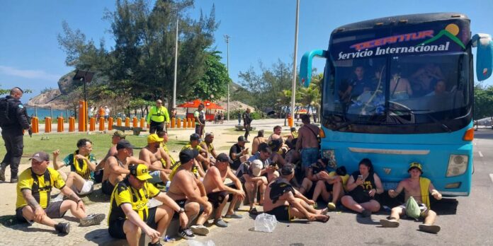 mais-de-200-torcedores-do-penarol-sao-presos-por-confusao-no-rio