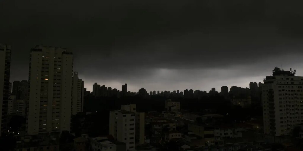 temporal-em-sp-derruba-arvores-e-deixa-moradores-sem-luz