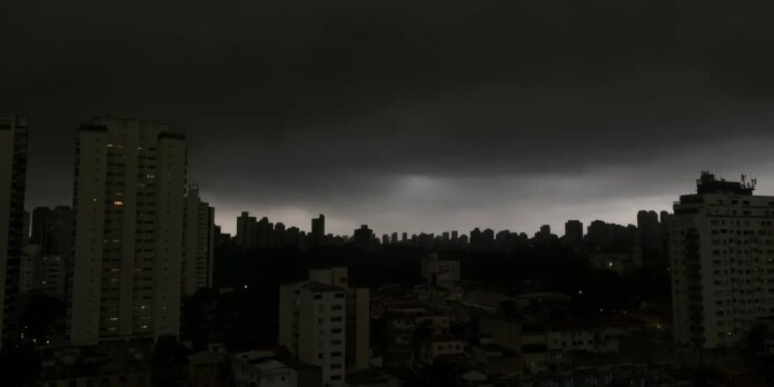 temporal-em-sp-derruba-arvores-e-deixa-moradores-sem-luz