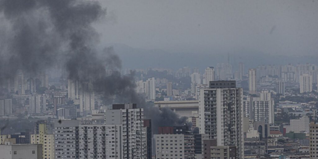 predio-no-bras-em-sao-paulo-pega-fogo-e-corre-risco-de-desabar