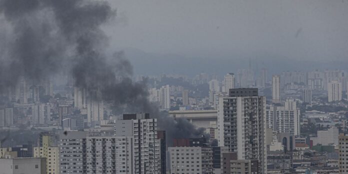 predio-no-bras-em-sao-paulo-pega-fogo-e-corre-risco-de-desabar