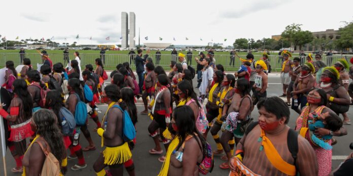 indigenas-marcham-em-brasilia-e-bloqueiam-vias-contra-marco-temporal