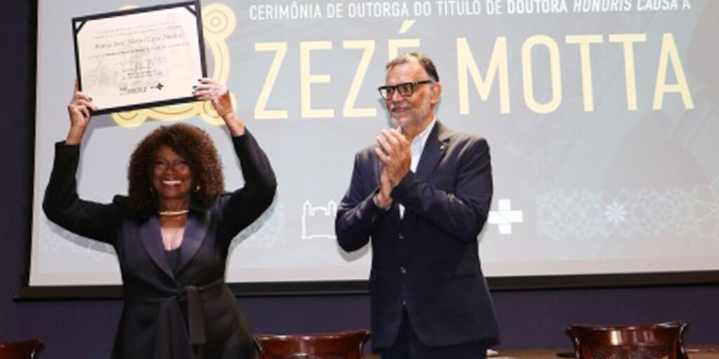 zeze-motta-recebe-titulo-de-doutora-honoris-causa-da-fiocruz