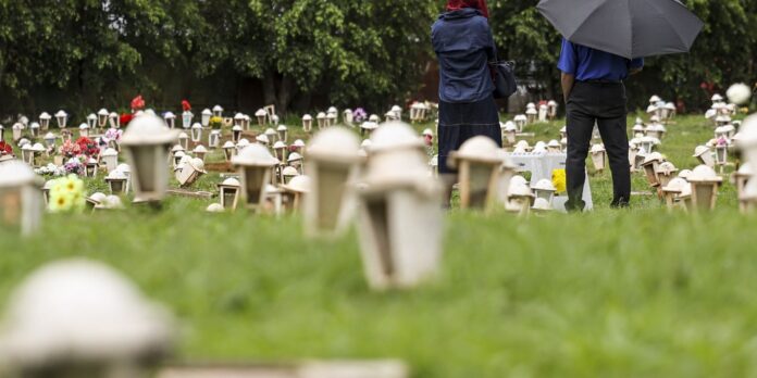 familiares-homenageiam-entes-queridos-em-dia-de-finados