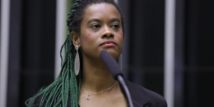 deputada-carol-dartora-diz-que-sofreu-ataque-racista-e-ameaca-de-morte