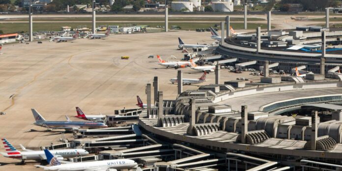 avioes-da-forca-aerea-britanica-fazem-pouso-de-emergencia-no-rio
