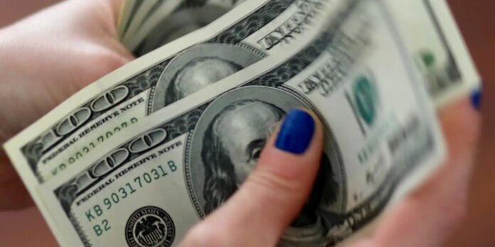 dolar-cai-pela-primeira-vez-em-quatro-dias-e-fecha-a-r$-6,05