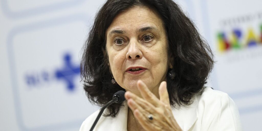 dia-d:-ministra-da-saude-alerta-para-combate-da-dengue-dentro-de-casa