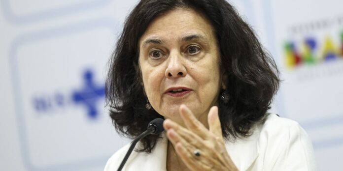 dia-d:-ministra-da-saude-alerta-para-combate-da-dengue-dentro-de-casa