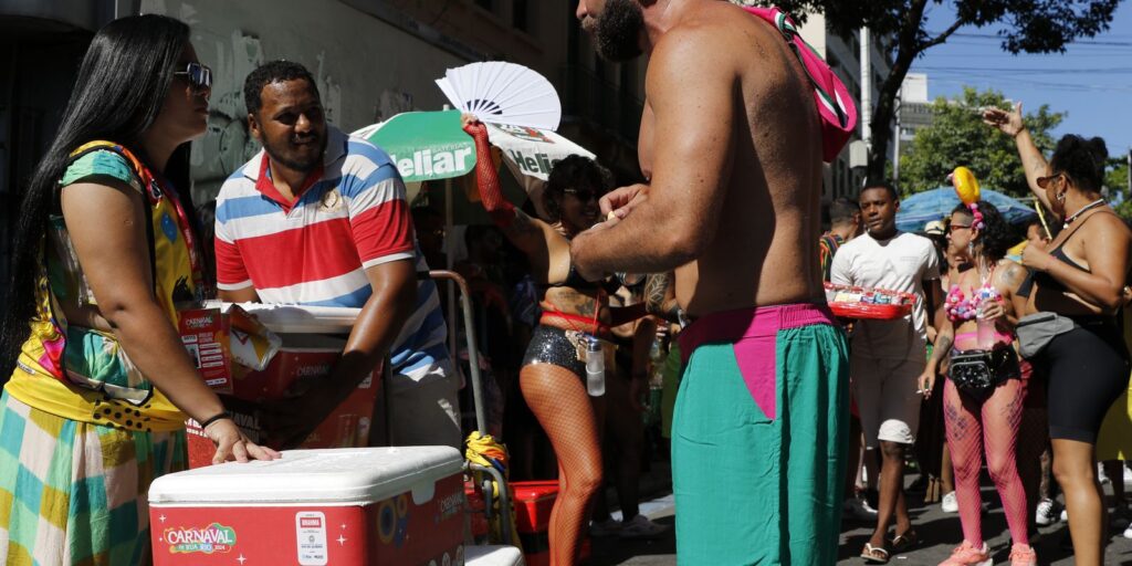 riotur-credencia-15-mil-vendedores-autonomos-no-carnaval-de-rua