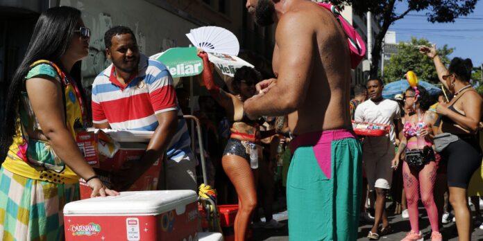 riotur-credencia-15-mil-vendedores-autonomos-no-carnaval-de-rua
