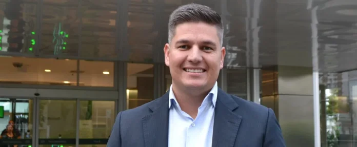 media_produtos_filer_public_thumbnails_filer_public_2025_09_24_thiago_rossoni_sicredi.jpg__1366x563_subsampling-2