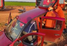 Motorista perdeu o controle do veículo, capotou e caiu em uma valeta, sendo resgatada com segurança pela equipe do 4º BBM