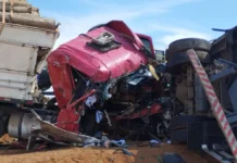 Homem morre após Fiorino ser prensada entre duas carretas na BR-163, entre Lucas do Rio Verde e Nova Mutum
